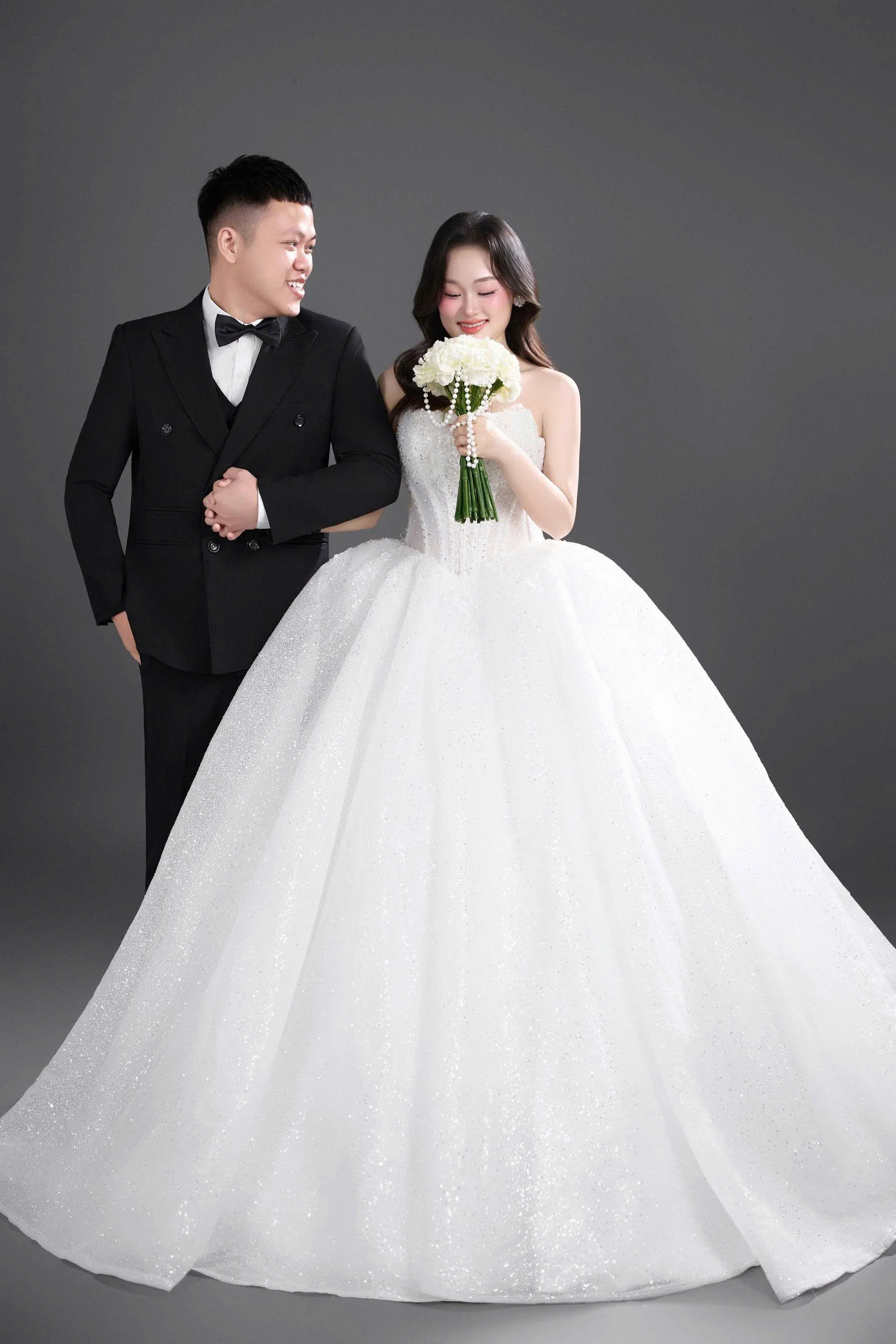 Ảnh cưới cô dâu chú rể hạnh phúc