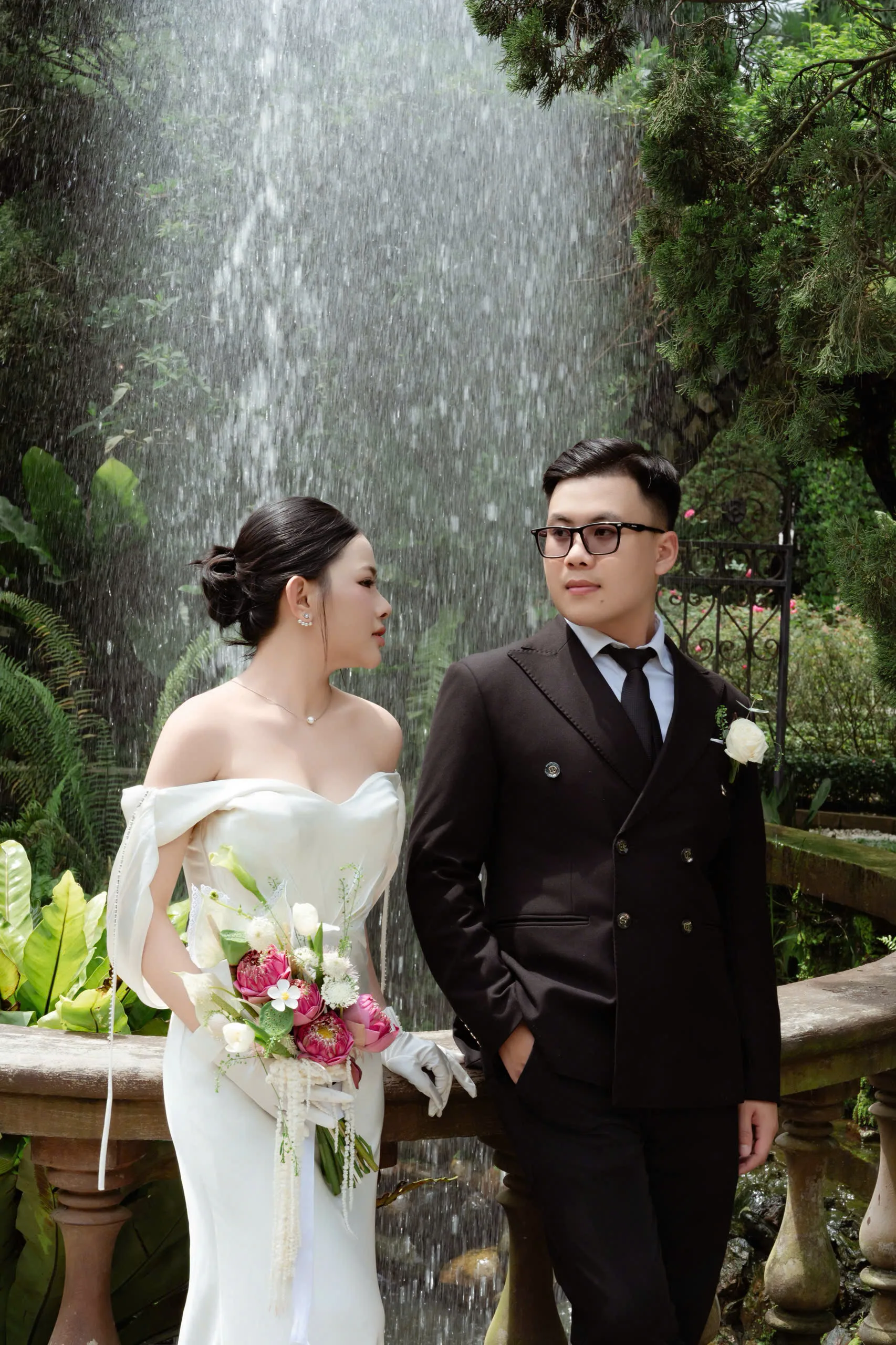 Ảnh cưới cô dâu chú rể vẫy tay