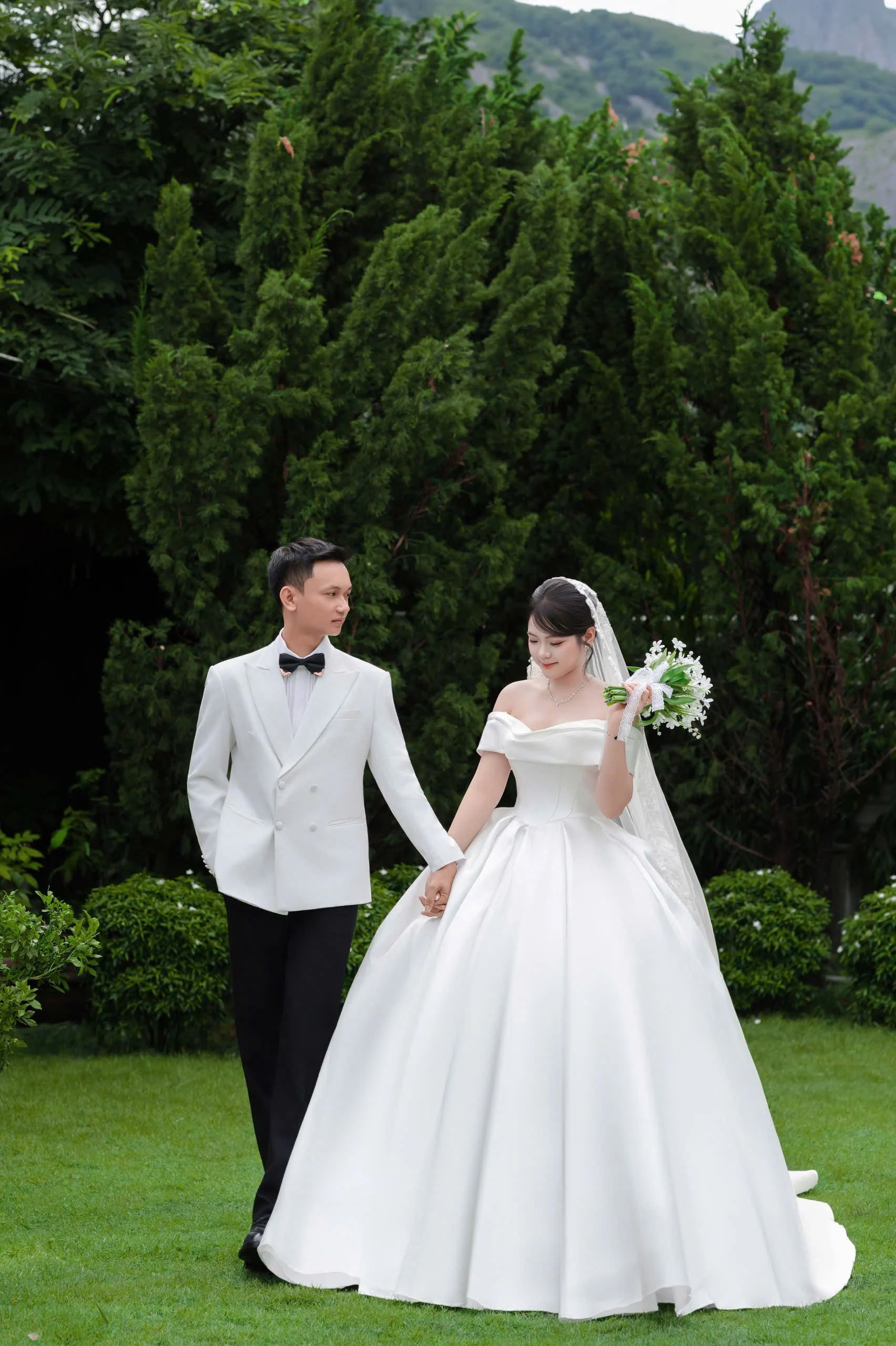 Cô dâu chú rể chụp chung