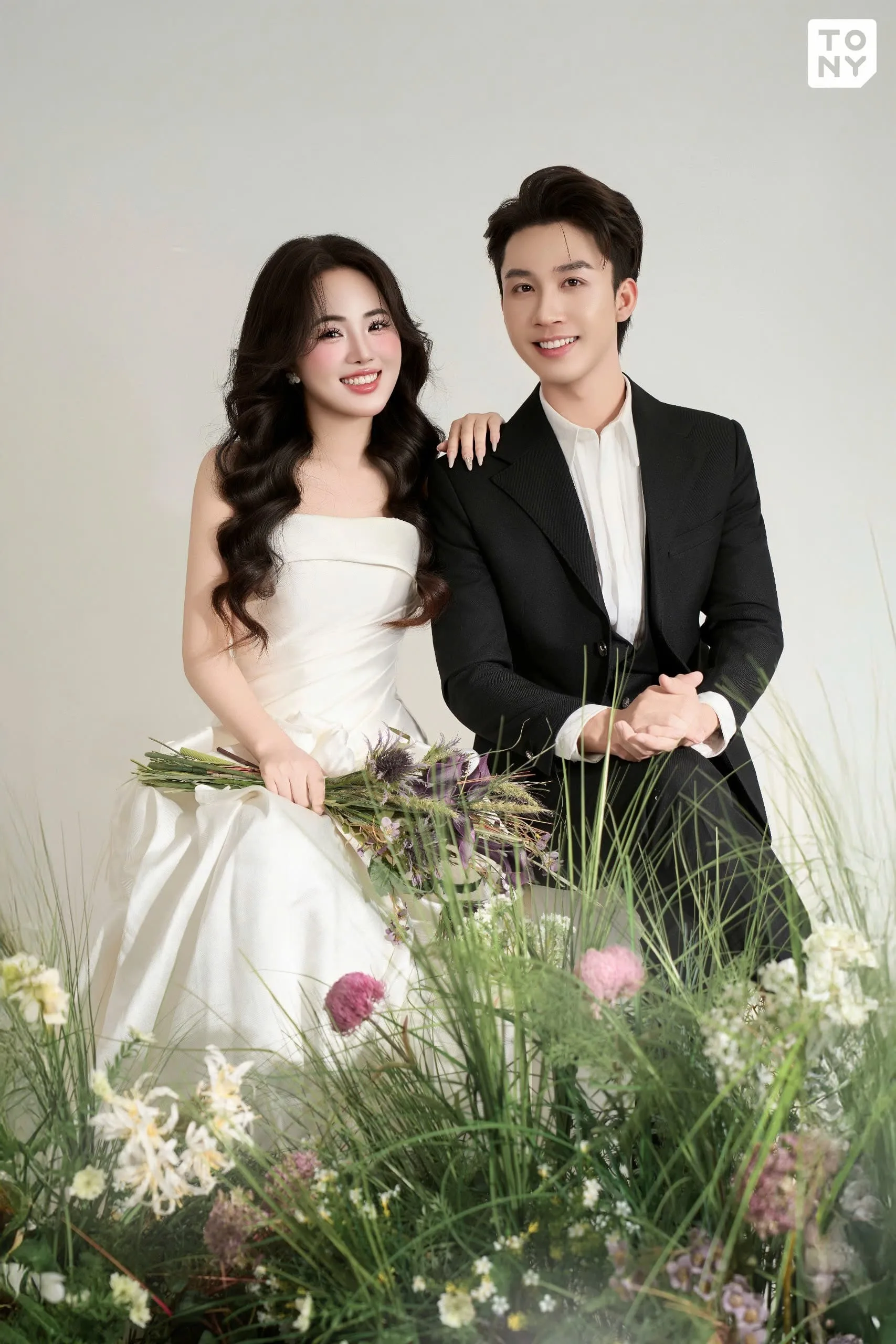 Cô dâu chú rể chụp chung