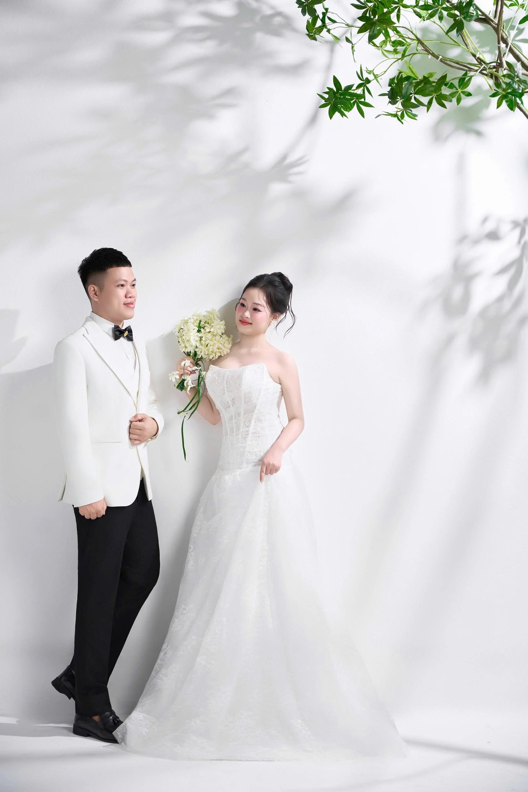 Ảnh cưới cô dâu chú rể vẫy tay